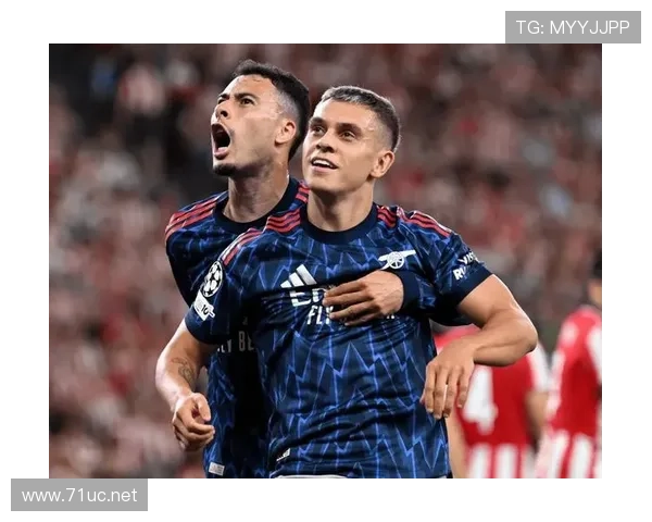 特罗萨德伪九号与边锋角色切换的战术多样性解析 特罗萨德伪九号与边锋角色切换的战术多样性解析