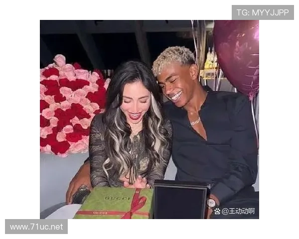 亚历克斯·摩根在球场外的生活简直像好莱坞，月光宝盒都不敢这么奢华